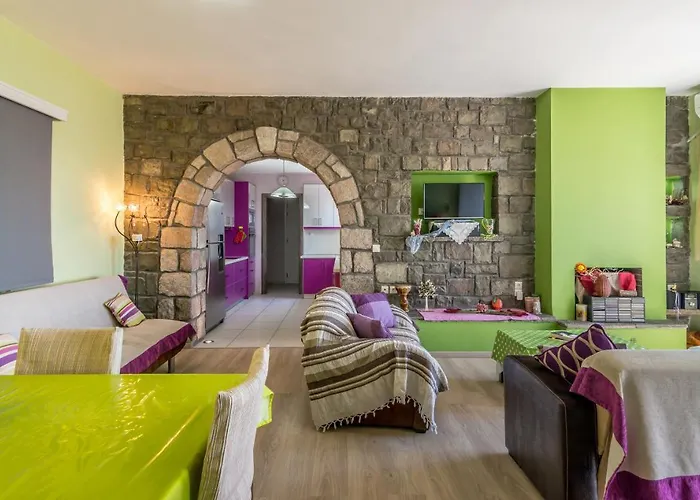 Semesterbostad Stone House Yiota